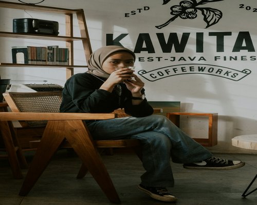 Suasana bekerja di meja rapi dengan secangkir kopi